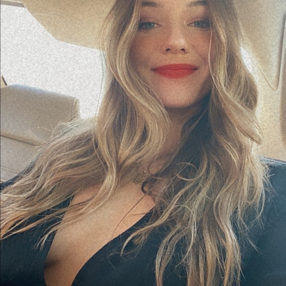 Meet your Posher, Emily - Picture 2 of 5